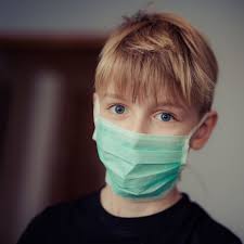 enfant portant un masque chirurgical